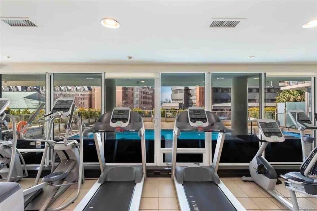 Spacious Downtown 2 Bedroom Condo With Pool And Air Conditioning Victoria Exterior photo