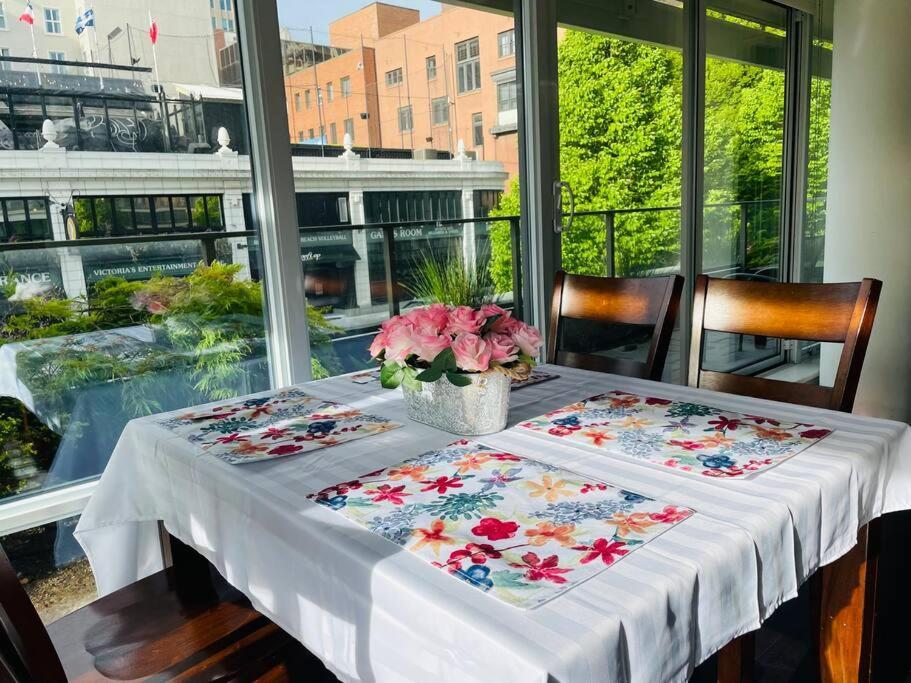 Spacious Downtown 2 Bedroom Condo With Pool And Air Conditioning Victoria Exterior photo