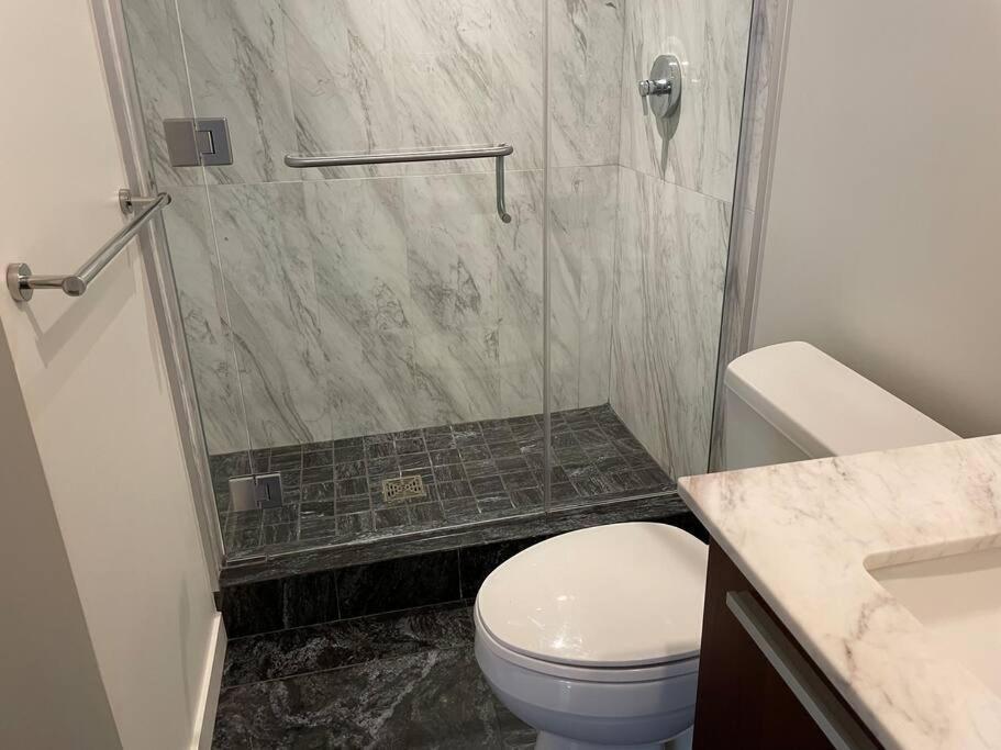 Spacious Downtown 2 Bedroom Condo With Pool And Air Conditioning Victoria Exterior photo