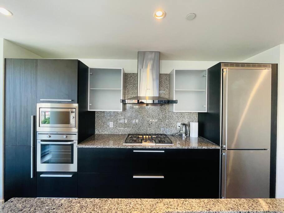 Spacious Downtown 2 Bedroom Condo With Pool And Air Conditioning Victoria Exterior photo
