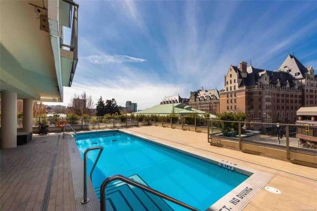 Spacious Downtown 2 Bedroom Condo With Pool And Air Conditioning Victoria Exterior photo